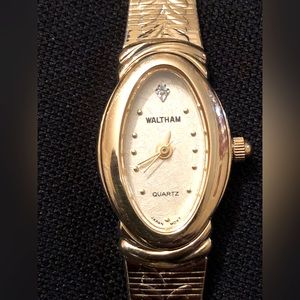 (928)VINTAGE WALTHAM QUARTZ LADIES WATCH silver tone